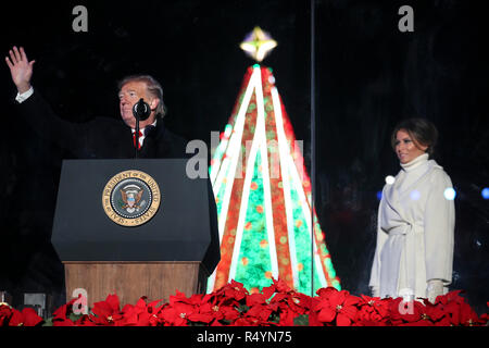 Washington, DC. 28 Nov, 2018. Präsidenten der Vereinigten Staaten Donald J. Trumpf spricht mit First Lady Melania Trump während des 2018 National Christmas Tree Lighting Zeremonie an der Ellipse in der Nähe des Weißen Hauses am 28. November 2018 in Washington, DC. Credit: Oliver Contreras/Pool über CNP | Verwendung der weltweiten Kredit: dpa/Alamy leben Nachrichten Stockfoto