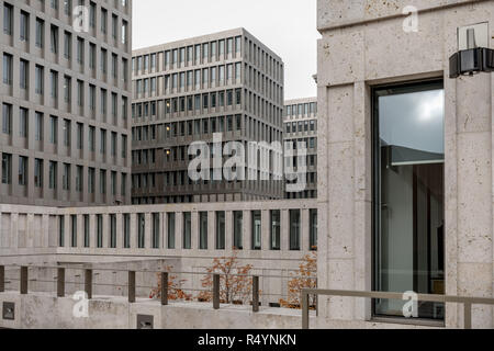 22. November 2018, Berlin: Außenansicht der Gebäude des Bundesnachrichtendienstes (BND), in die neue Zentrale in der Chausseestraße in Berlin aufgezeichnet. Der Bundesnachrichtendienst hat von Pullach nach ihren neuen Sitz in der Mitte von Berlin. Es war einer der größten Paraden in der Geschichte der Bundesrepublik - und die meisten Geheimnis. (Dpa Geschichte: Der BND bewegen, 29.11.2018) Foto: Michael Kappeler/dpa Stockfoto