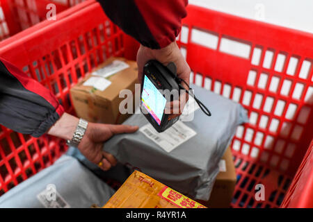 (181129) - Peking, November 29, 2018 (Xinhua) - ein deliveryman prüft Pakete an eine logistische Station in die Tadschikische Autonome Kreis Taxkorgan, Nordwesten Chinas Autonome Region Xinjiang Uygur, November 7, 2018. Der Gesamtwert der Waren die Logistik zu 231,5 Billionen Yuan (ca. 33,3 Billionen US-Dollar) in den ersten 10 Monaten schwankte, die China Föderation von Logistik und Einkauf, die in einer Aussage gesagt Mittwoch. Die Gesamtsumme war um 6,6 Prozent über dem Vorjahr. Die Wachstumsrate jedoch sank um 0,1 Prozentpunkte im Vergleich mit, dass es für die ersten drei Viertel Stockfoto