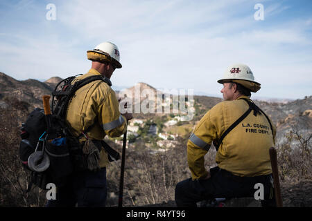 Thousand Oaks, Kalifornien, USA. 12 Nov, 2018. Los Angeles County Fire Department scans Bergen zu beobachten für Woolsey Brandausbreitung. Woolsey Feuer gebrannt 96,949 Hektar Land und beansprucht rund 435 Strukturen in den Weg, so dass drei bestätigte tot. Credit: Megan Jelinger/SOPA Images/ZUMA Draht/Alamy leben Nachrichten Stockfoto