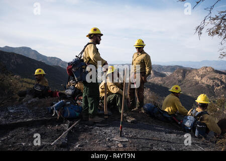 Thousand Oaks, Kalifornien, USA. 12 Nov, 2018. Mitglieder der Scorpions gesehen Ausruhen nach unermüdlich Clearing bricht in Pinsel, in der Bemühung, Woolsey Brand zu stoppen. Woolsey Feuer gebrannt 96,949 Hektar Land und beansprucht rund 435 Strukturen in den Weg, so dass drei bestätigte tot. Credit: Megan Jelinger/SOPA Images/ZUMA Draht/Alamy leben Nachrichten Stockfoto