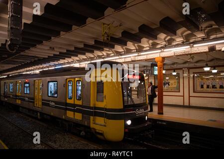 Buenos Aires, Argentinien. 28 Nov, 2018. Eine U-Bahn aus China importiert wird auf die Linie A der U-Bahn in Buenos Aires, Argentinien, am 07.11.28, 2018 gesehen. Chinesische gebauten Züge bieten sowohl Argentinische Pendler und Dirigenten bequeme Fahrten, nach einheimischen. Credit: Li Ming/Xinhua/Alamy leben Nachrichten Stockfoto