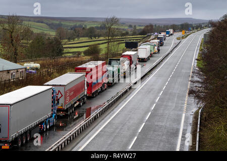 Bowes, Teesdale, County Durham, UK. Donnerstag, 29. UK Wetter. Die A66 Richtung Westen zwischen Bowes und Brough bleibt geschlossen nach zwei LKW Lastkraftwagen über gestern durch die starken Winde, die durch Sturm Diana geblasen wurden. Quelle: David Forster/Alamy leben Nachrichten Stockfoto