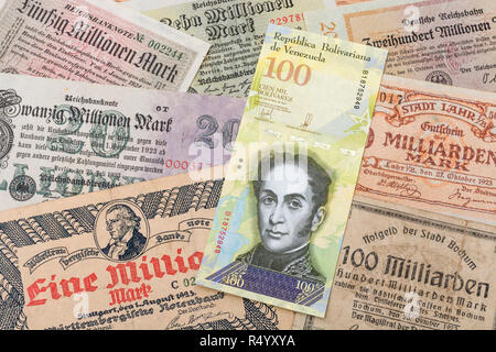 Hyperinflation - 2 klassische Fälle: Deutschland 1920 s (verschiedene 1 Million auf 100 Milliarden Mark Noten), mit venezolanischen 100.000 Bolivar Banknote. Stockfoto