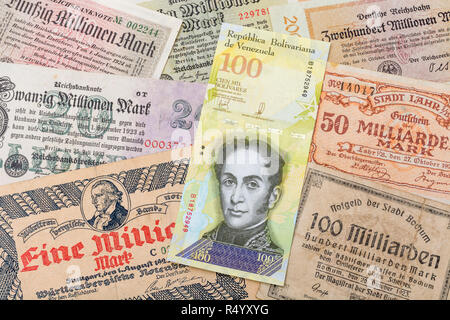 Hyperinflation - 2 klassische Fälle: Deutschland 1920 s (verschiedene 1 Million auf 100 Milliarden Mark Noten), mit venezolanischen 100.000 Bolivar Banknote. Stockfoto