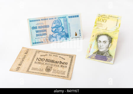 Hyperinflation - 3 klassische Fälle: Deutschland 1920 (100 Mrd. DM), Zimbabwe Dollar (100 Billionen, 2008), Venezolanische 100.000 Bolivar Banknote. Stockfoto