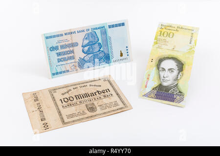 Hyperinflation - 3 klassische Fälle: Deutschland 1920 (100 Mrd. DM), Zimbabwe Dollar (100 Billionen, 2008), Venezolanische 100.000 Bolivar Banknote. Stockfoto