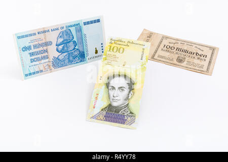 Hyperinflation - 3 klassische Fälle: Deutschland 1920 (100 Mrd. DM), Zimbabwe Dollar (100 Billionen, 2008), Venezolanische 100.000 Bolivar Banknote. Stockfoto