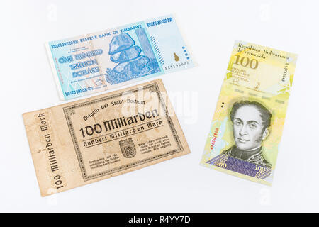 Hyperinflation - 3 klassische Fälle: Deutschland 1920 (100 Mrd. DM), Zimbabwe Dollar (100 Billionen, 2008), Venezolanische 100.000 Bolivar Banknote. Stockfoto