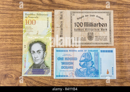 Hyperinflation - 3 klassische Fälle: Deutschland 1920 (100 Mrd. DM), Zimbabwe Dollar (100 Billionen, 2008), Venezolanische 100.000 Bolivar Banknote. Stockfoto