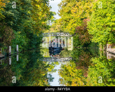 Boot unterwegs unter, Steg, Cookham Lock, Cookham, RiverThames, Berkshire, England, UK, GB. Stockfoto