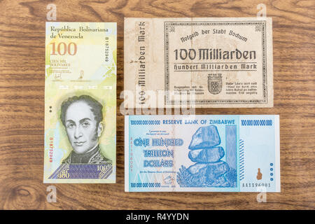 Hyperinflation - 3 klassische Fälle: Deutschland 1920 (100 Mrd. DM), Zimbabwe Dollar (100 Billionen, 2008), Venezolanische 100.000 Bolivar Banknote. Stockfoto