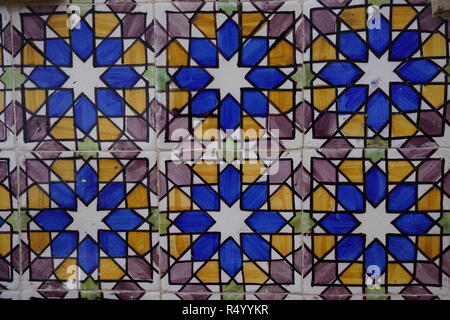 Portugiesische traditionelle lackiert Zinn - Glasierte keramische Kacheln Azulejos mit bunten geometrischen Ornament an der Wand von Gebäude in Lissabon, Portugal. Stockfoto