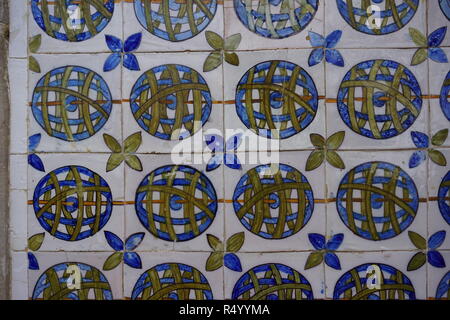 Berühmte und alten portugiesischen traditionelle lackiert Zinn - Glasierte keramische Kacheln Azulejos der nationalen Palast von Sintra, Portugal Stockfoto