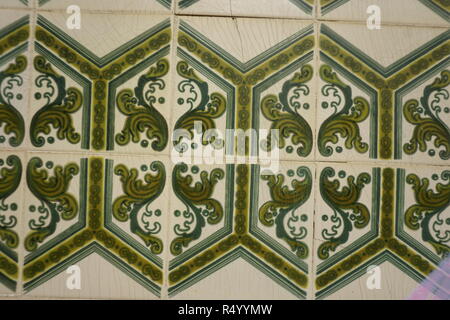 Portugiesische traditionelle lackiert Zinn - Glasierte keramische Kacheln Azulejos mit floralen Ornament in grünen Farben, Lissabon, Portugal Stockfoto