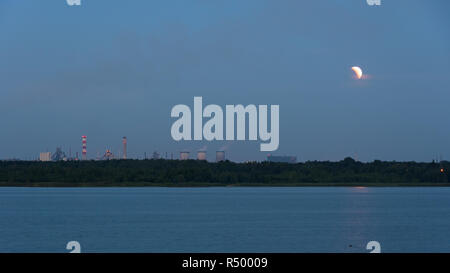 Panoramablick auf Moon eclipse über das Industriegebiet in Dabrowa Gornicza, Polen Stockfoto