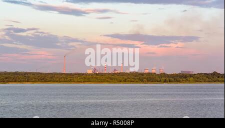 4 Pogoria See mit Industrial Zone im Hintergrund bei Sonnenuntergang, Dabrowa Gornicza, Polen. Zeitraffer Stockfoto