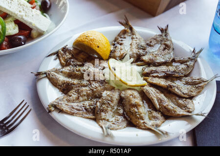 Kleinen gebratenen Fisch Vorspeise serviert mit Zitrone Stockfoto