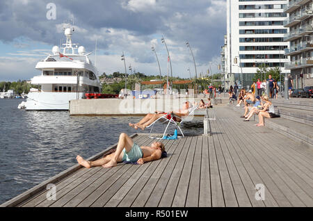 Stockholm, Schweden - 5. Juli 2016: Menschen Sonnenbaden an Hornsberg Strand. Stockfoto