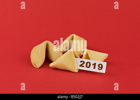 Traditionellen chinesischen Stil neues Jahr Fortune Cookies auf rotem Hintergrund mit weißen Papier für Text mit 2019. Das chinesische Neujahr Konzept Stockfoto