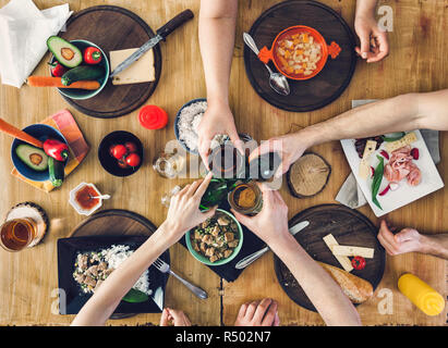 Ansicht von oben, eine Gruppe von Personen am Tisch sitzen und essen, einen Drink Stockfoto