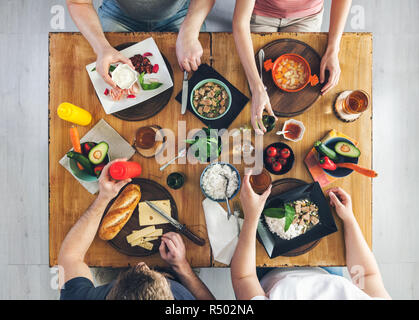 Ansicht von oben, Gruppe von Menschen in Essen am Tisch sitzen Stockfoto