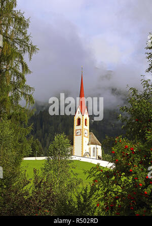 Die Kirche von St. Nikolaus in Winnebach in der Nähe von Innichen Stockfoto