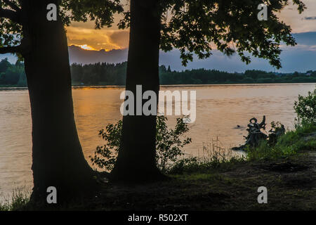 Herbst Sonnenuntergang in einem Eichenhain auf dem See Stockfoto