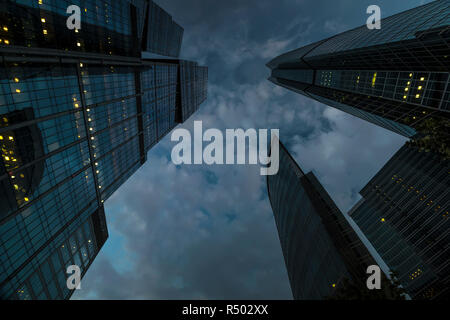 Bottom-up-Sicht der Wolkenkratzer und fliegenden Wolken Stockfoto