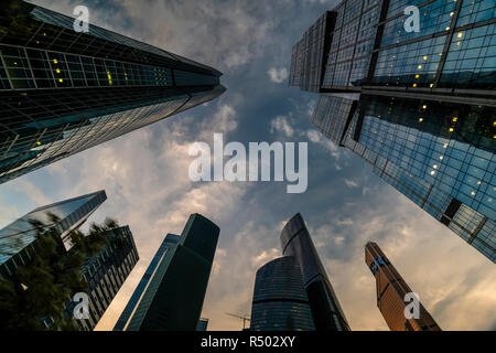 Bottom-up-Sicht der Wolkenkratzer und fliegenden Wolken Stockfoto