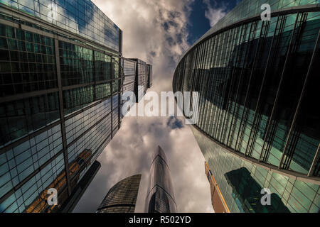 Bottom-up-Sicht der Wolkenkratzer und fliegenden Wolken Stockfoto