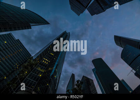 Bottom-up-Sicht der Wolkenkratzer und fliegenden Wolken Stockfoto