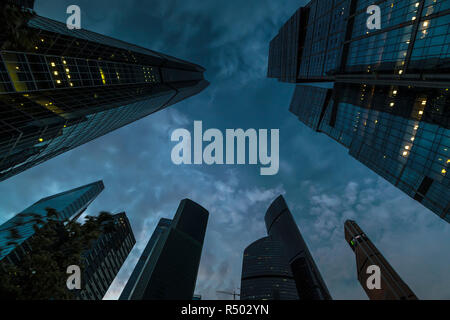 Bottom-up-Sicht der Wolkenkratzer und fliegenden Wolken Stockfoto