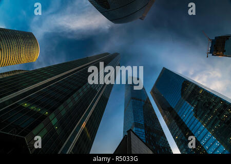 Bottom-up-Sicht der Wolkenkratzer und fliegenden Wolken Stockfoto