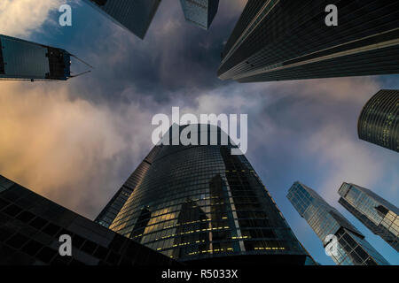 Bottom-up-Sicht der Wolkenkratzer und fliegenden Wolken Stockfoto