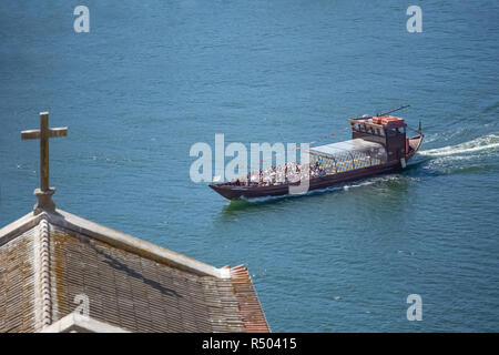 Porto/Portugal - 10/02/2018: View Dach Kirche und den Fluss Douro, mit entspannende Boote segeln, für touristische Touren Stockfoto