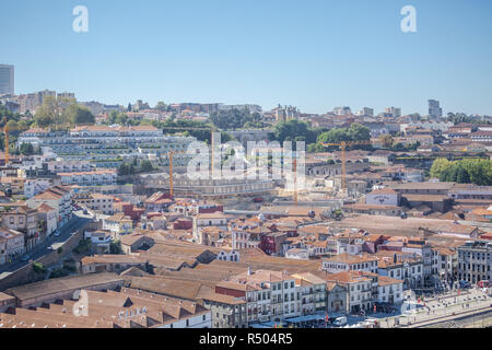 Porto/Portugal - 10.02.2018: Luftbild am Fluss Douro Banken auf Gaia Stadt, Lager und Keller im Porto Wein als Hintergrund Stockfoto