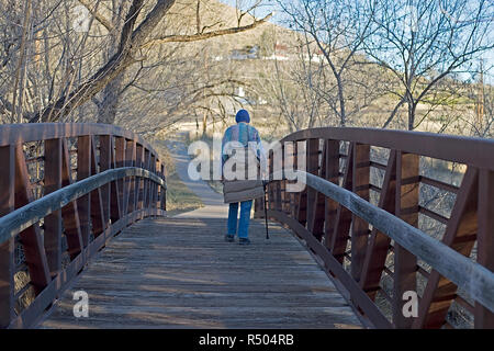 Senioren Frau laufen über eine Fußgängerbrücke in Lake, Texas. Stockfoto