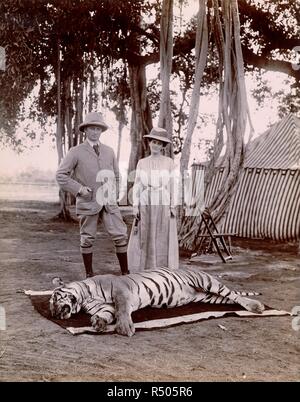 Lord und Lady Curzon. Sir Hugh Shakespear Barnes Collection: Lose Drucken. Indien, 1902. Ein Porträt Ihrer Exzellenzen Lord und Lady Curzon mit Tasche der erste Tag im Camp in der Nähe von Waragal Nedonda, Bezirk, Hyderabad. Bild von Sir Hugh Shakespear Barnes Collection: Lose Drucke von Indien und Burma. Ursprünglich veröffentlicht in Indien, 1902 produziert. . Quelle: OIOC Foto 556/3 (62). Autor: DYAL, DEEN. Stockfoto