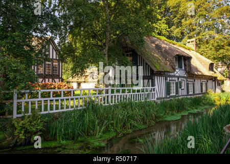 Reetdach Ferienhaus in Veules les Roses Frankreich. Stockfoto