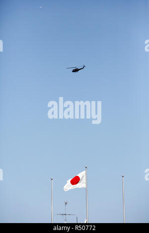 Japanische Flagge im Wind mit Militärhubschrauber Stockfoto