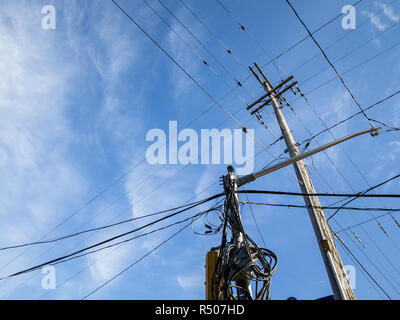 Electric power line, alt und veraltet, auf einem morschen hölzerne Stange, Einhaltung von nordamerikanischen Standards, in der Stadt Ottawa, Ontario, Kanada Bild o Stockfoto