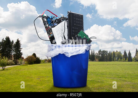 Hardware in Mülleimer Stockfoto