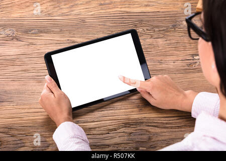 Geschäftsfrau Holding Digital Tablet in der Hand auf dem Schreibtisch Stockfoto
