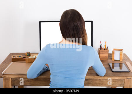 Frau sitzt Vor Der Desktop Stockfoto