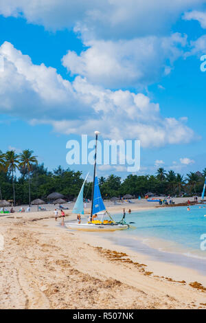 Segelboot auf Playa Jibacoa in Kuba. Stockfoto