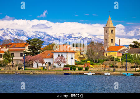 Stadt Nin und Velebit Hintergrund Stockfoto