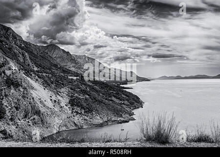 Blick auf die Adria Küste in der Nähe von Omis und Makarska Riviera in Kroatien Stockfoto