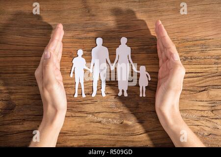 Frau Schutz der Familie Papier Ausschneiden Stockfoto