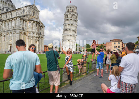 Pisa, Italien - 23 September, 2018: die Menschen Bilder in lustigen Nehmen Sie posiert vor Schiefen Turm Stockfoto